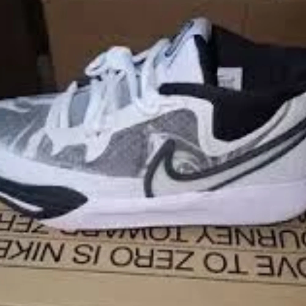 NWT Nike Kyrie 8 GO Kids Sz 5Y White Black DQ8076-101 Low Top Cushioned B-Ball